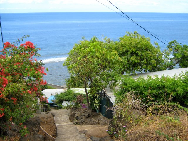 On s'élève rapidement par les escaliers traversant le hameau de pêcheurs de Cayenne