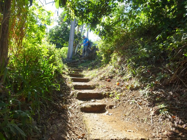 L'escalier au début du sentier