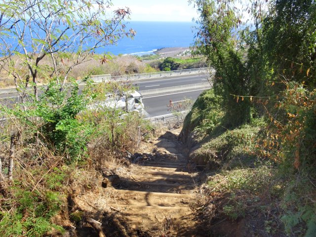 Poursuivre sur le sentier après avoir franchi la RN1