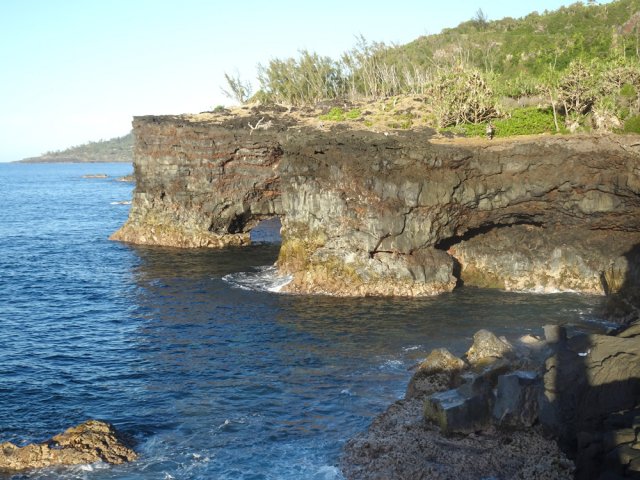 L'arche naturelle du lieu de nidification des macouas (derrière)