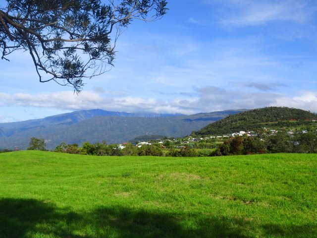 Nouvelle vue sur les montagnes en longeant la prairie