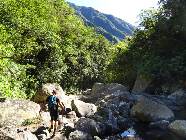 Partir tout d'abord vers l'aval, portion la plus courte