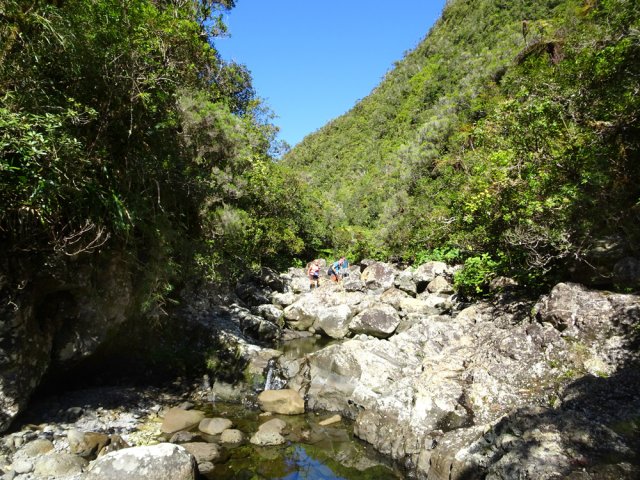 Marche plus facile quand le fond basaltique est moins encombré