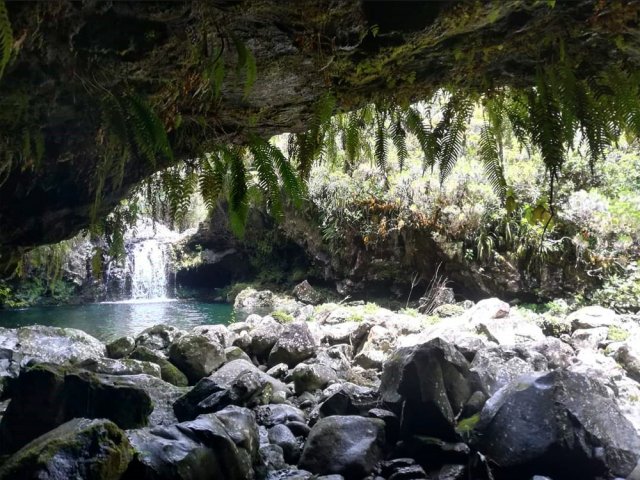 Nouvelle grande grotte au pied de la cascade