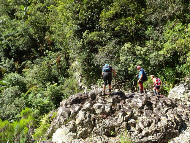 Fin de la descente à ces roches qui surplombent la cascade