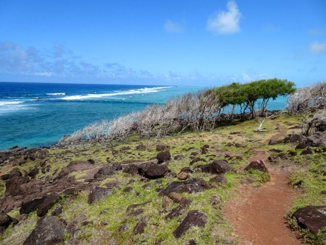 Large sentier malgré les pierres très nombreuses