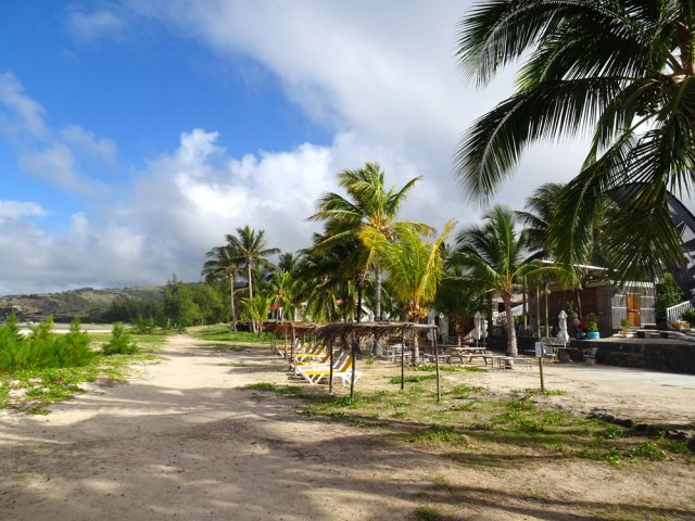 On frôle l'hôtel en marchant sur un chemin sableux