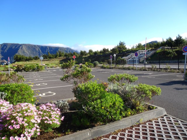 Très nombreux emplacements de stationnement