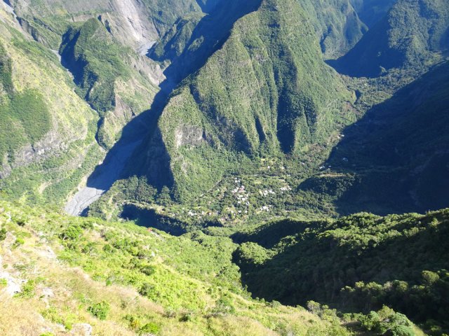 Par dessus la rambarde, on peut admirer le paysage sur Grand Bassin