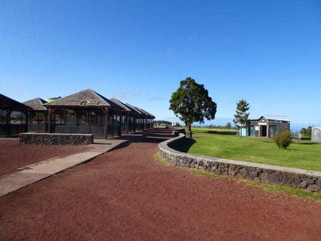 Quitter le belvédère et se diriger vers les kiosques de pique-nique