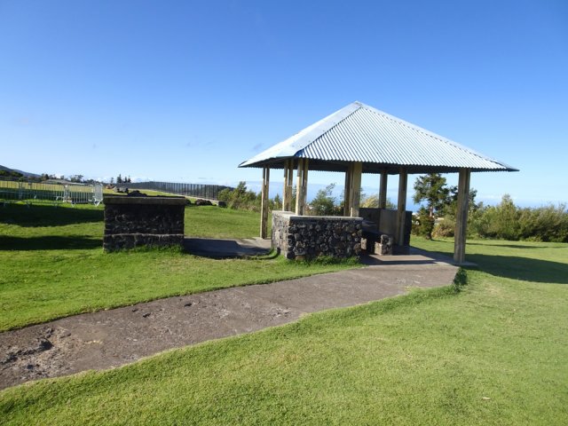 L'un des deux kiosques et son barbecue