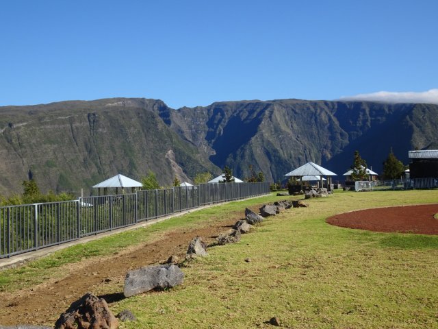 Le sentier pour les randonneurs longe la rambarde