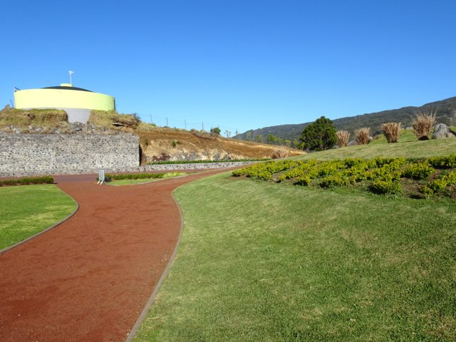 Ne pas emprunter la pente. Quitter en face du château d'eau