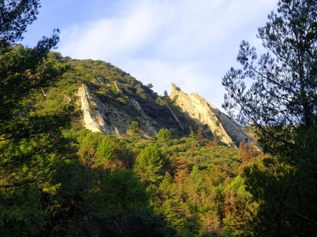 L'imposant roc que l'on voit depuis l'autoroute