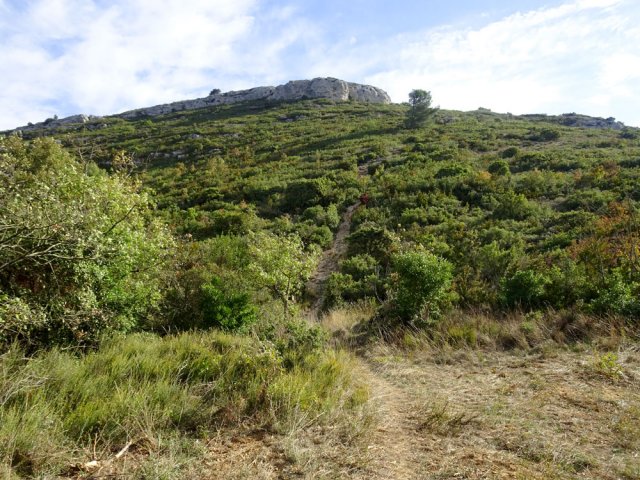 Forte pente du GR36 en direction des falaises