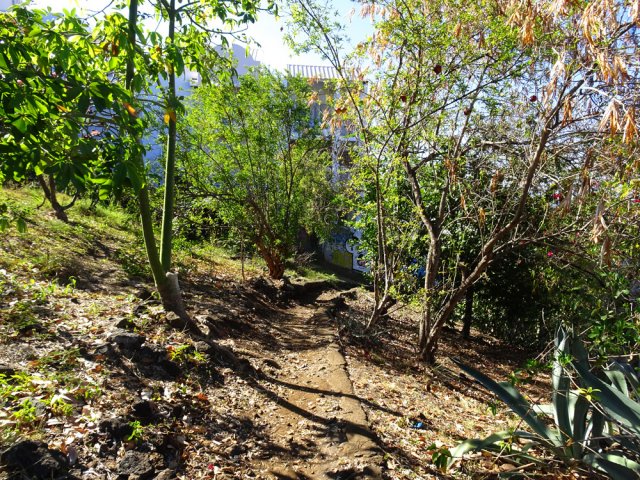 Le sentier urbain rejoint la haute cheminée