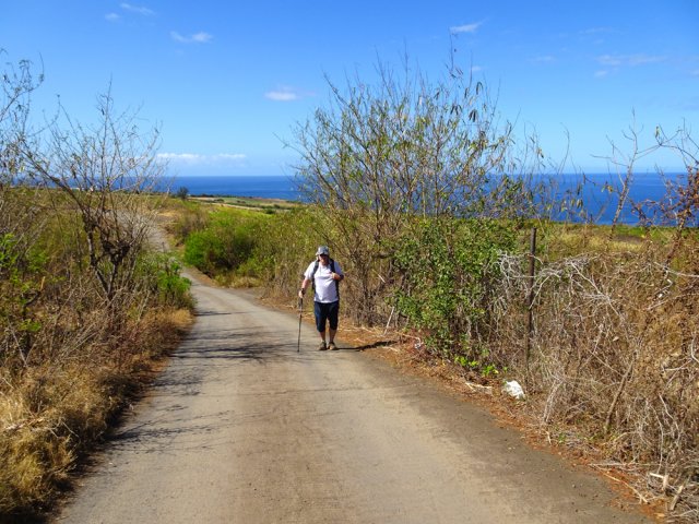 On longe des champs depuis un court tronçon bétonné