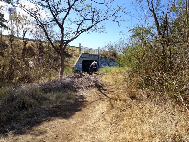 Rejoindre le pont de la RN1 après la barrière