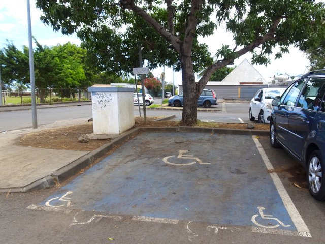 L'endroit est chiche en emplacements pour handicapés