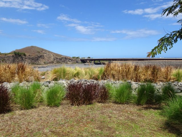 Vues nombreuses sur le pont et sur le Piton Défaud