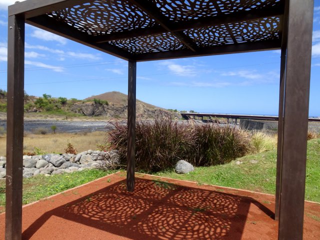 Quelques abris de semi-ombre pour se reposer, mais pas de siège