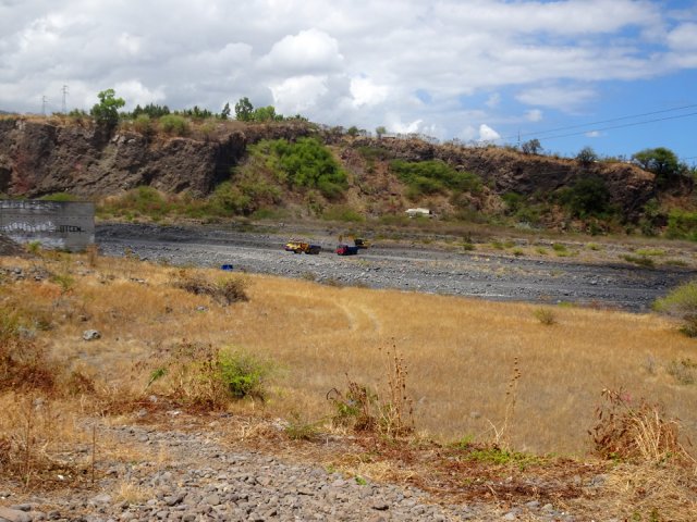 On longe tout le temps la Rivière des Galets en cours d'exploitation