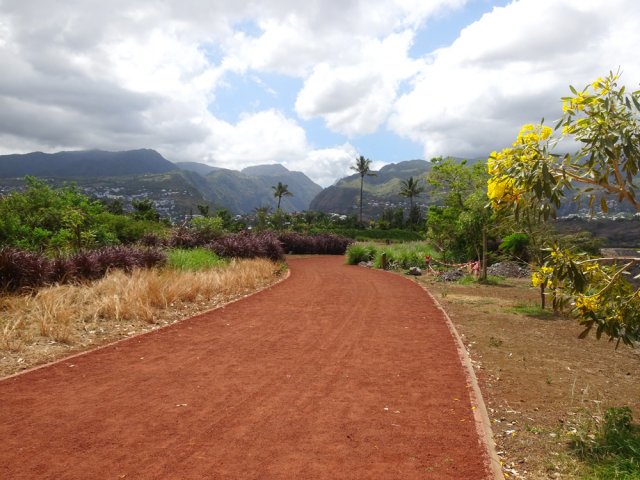 La piste en scories et terre battue ne résistera pas aux cyclones, dommage