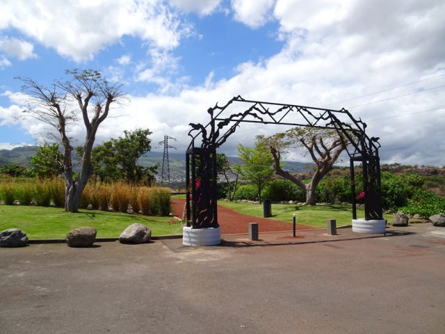 La porte ouvragée de début de parcours