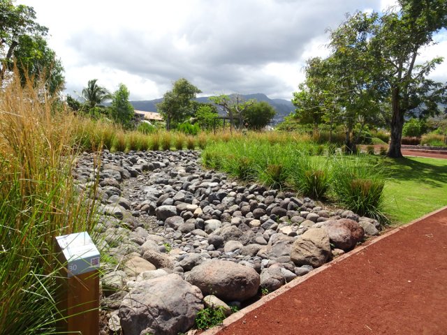 On coupe à plusieurs reprises une très symbolique rivière des Galets en miniature