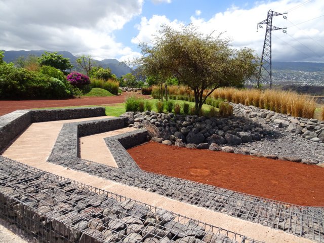Gradins en gabions un peu douloureux pour les fesses !