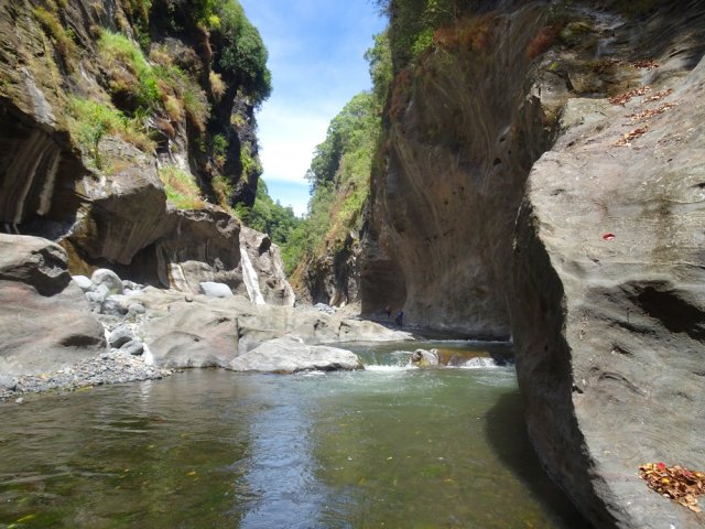 Vastes bassins et marche possible sur les berges basaltiques