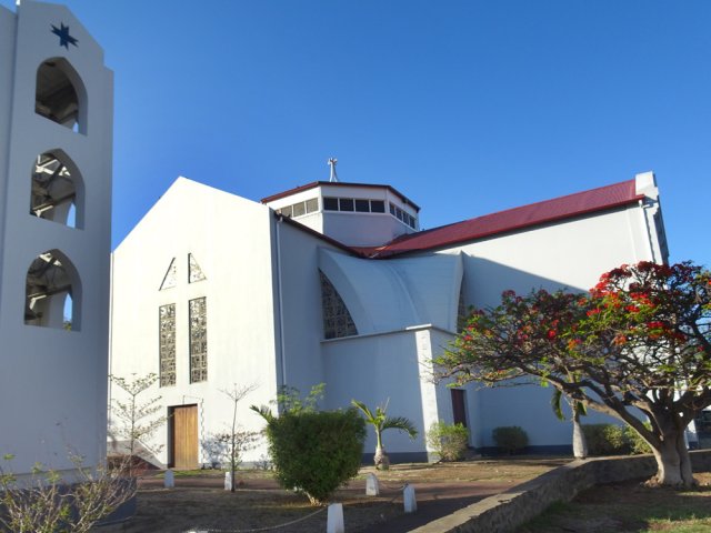 L'église Notre Dame de la Paix de Saint-Gilles et ses cloches extérieures