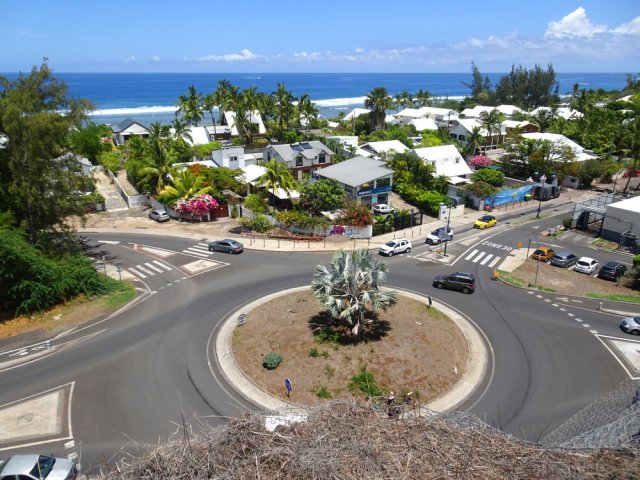 Vue sur le rond-point depuis le haut des grillages de protection