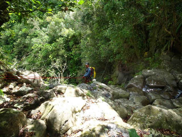 Le sentier se termine en haut de la cascade Chinois, déjà prise d'assaut par les canyonistes