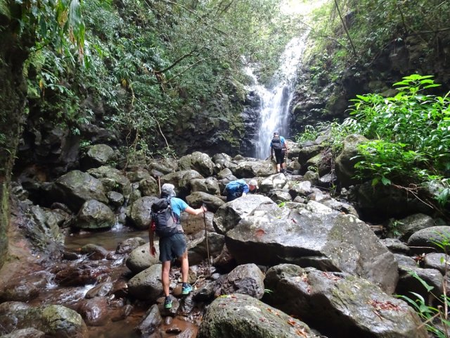On atteint rapidement la chute en progressant sur les roches humides
