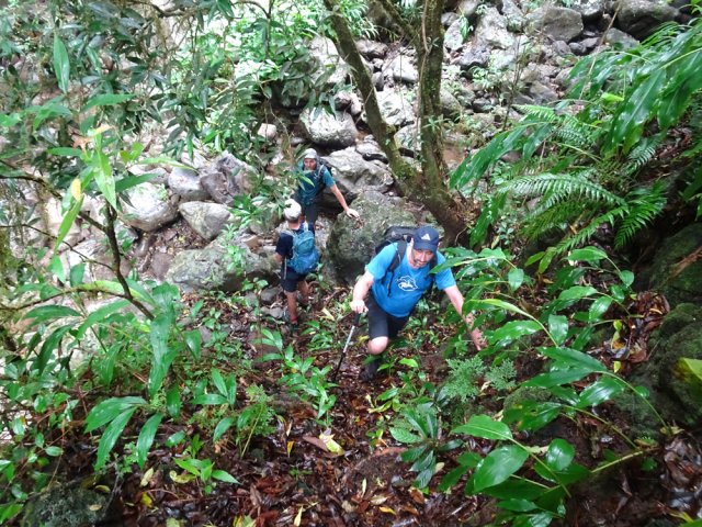 Le sentier de contournement est facile à deviner en rive gauche