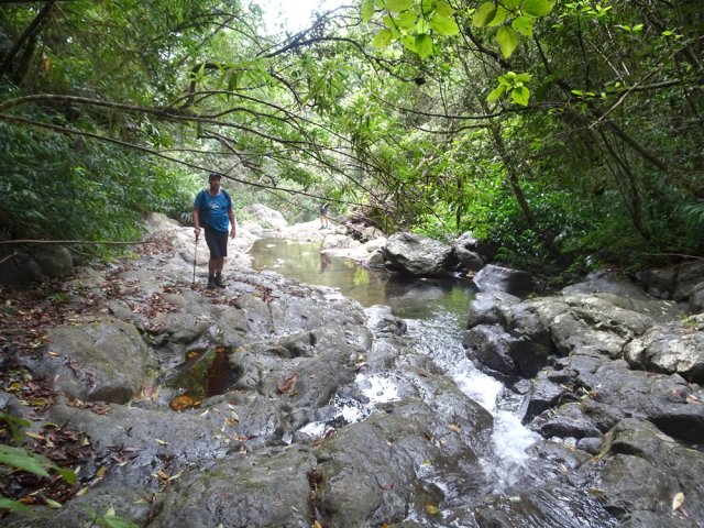 La marche s'effectue sur des plaques de basalte parfois glissantes