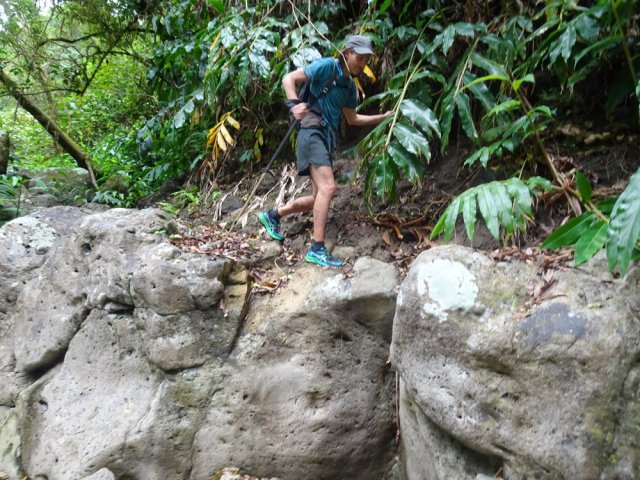 Un passage étroit où le pied peut glisser. Se maintenir aux longoses