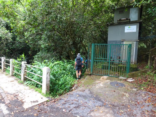 Partir en rive gauche en longeant une citerne de 40 m3