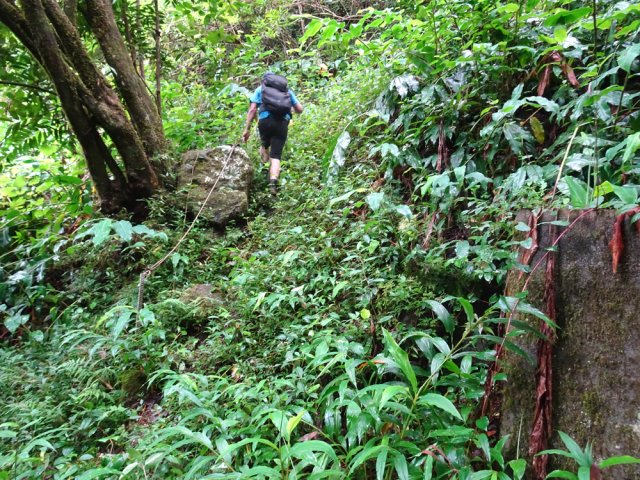 Repérer les premiers câbles en rive droite pour contourner la cascade