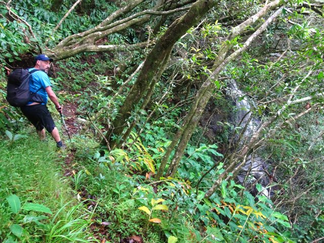 La pente est très forte sur la droite. La cascade est toute proche