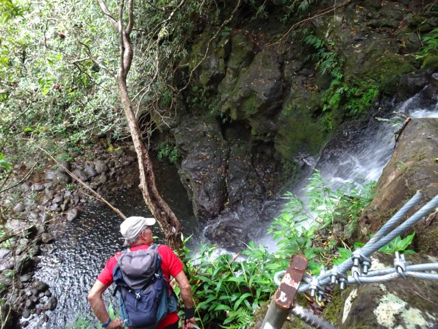 Une échelle mène à un balcon qui permet d'apprécier la cascade
