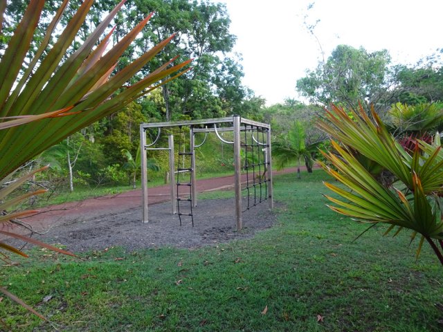 Une autre station entre deux pistes très rapprochées