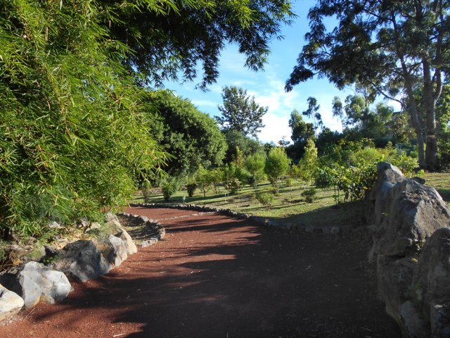 Les allées sont bordées de pierres de toutes tailles