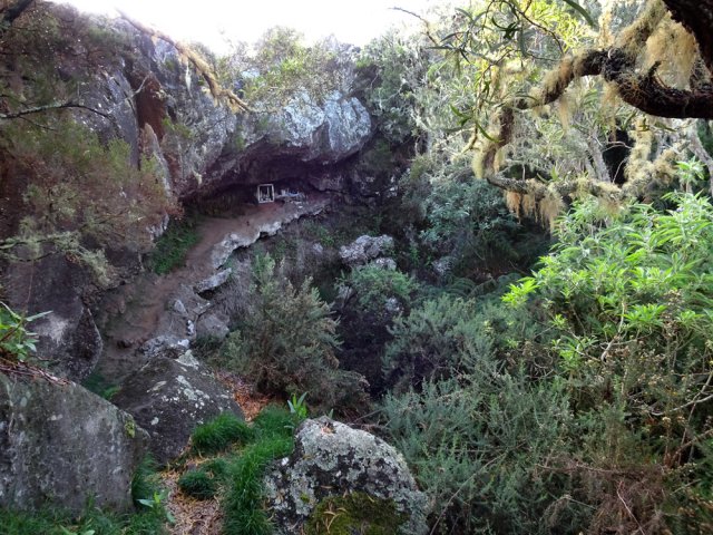 La longue caverne abrite un oratoire accueillant plusieurs Vierges
