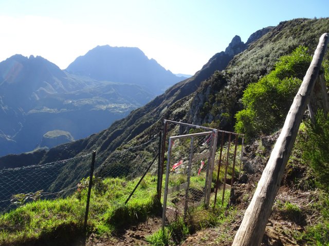On passe au plus près du départ du sentier de Roche Plate