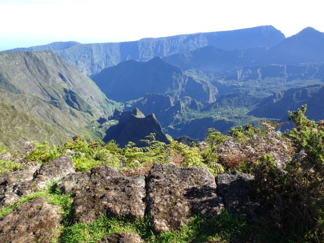 On peus se rapprocher à volonté du bord pour profiter des vues sur les îlets du cirque