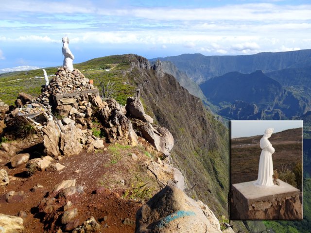 La nouvelle statue est bien modeste par rapport à la précédente, emportée par un cyclone