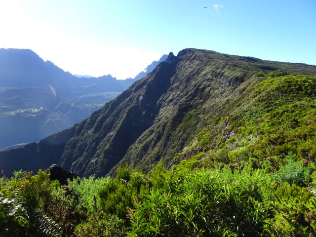 On voit très bien le pain de sucre du Maïdo vers lequel on se dirige