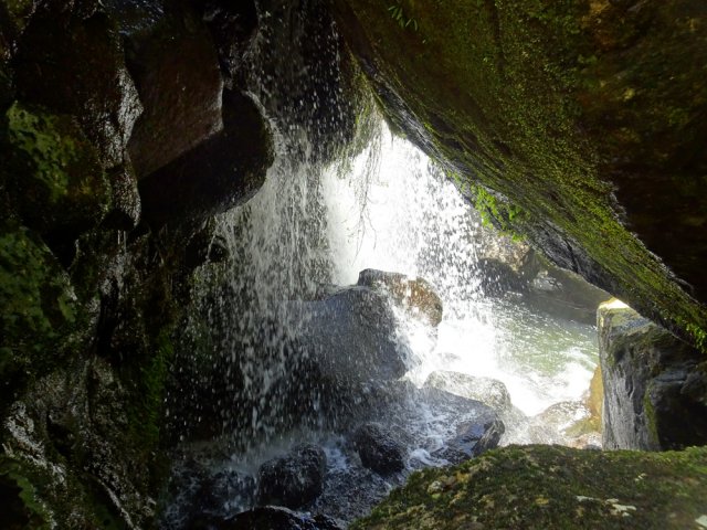 La cascade n° 12 se remarque d 'abord par cette fenêtre entre les rochers